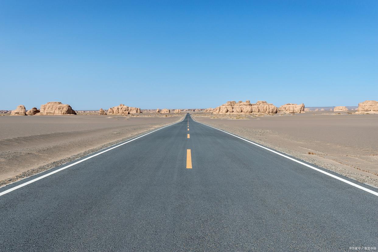 沙海長(zhǎng)龍 中衛(wèi)沙漠公路與鐵路的壯美交響