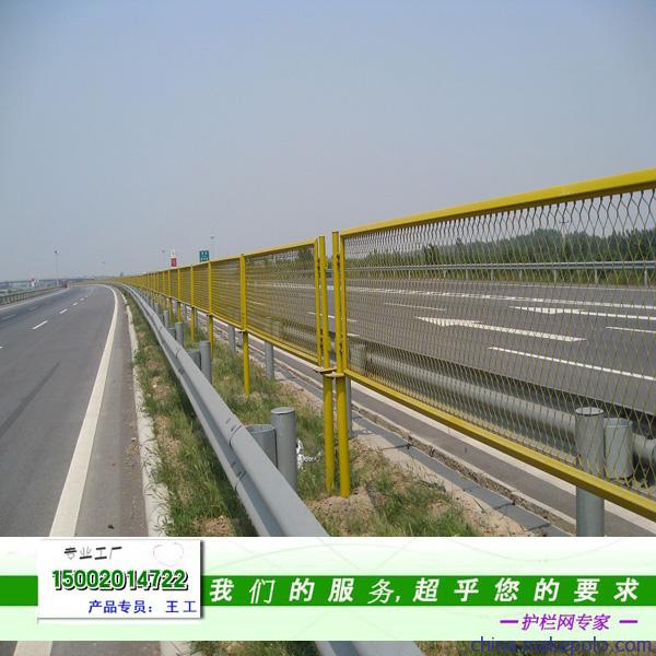 陵水學校防護菱形網(wǎng)與瓊海公路中間隔離網(wǎng) 公路安全防護設施的應用與特點