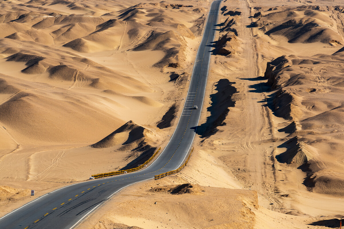 戈壁上的鋼鐵動脈——公路與鐵路的交響